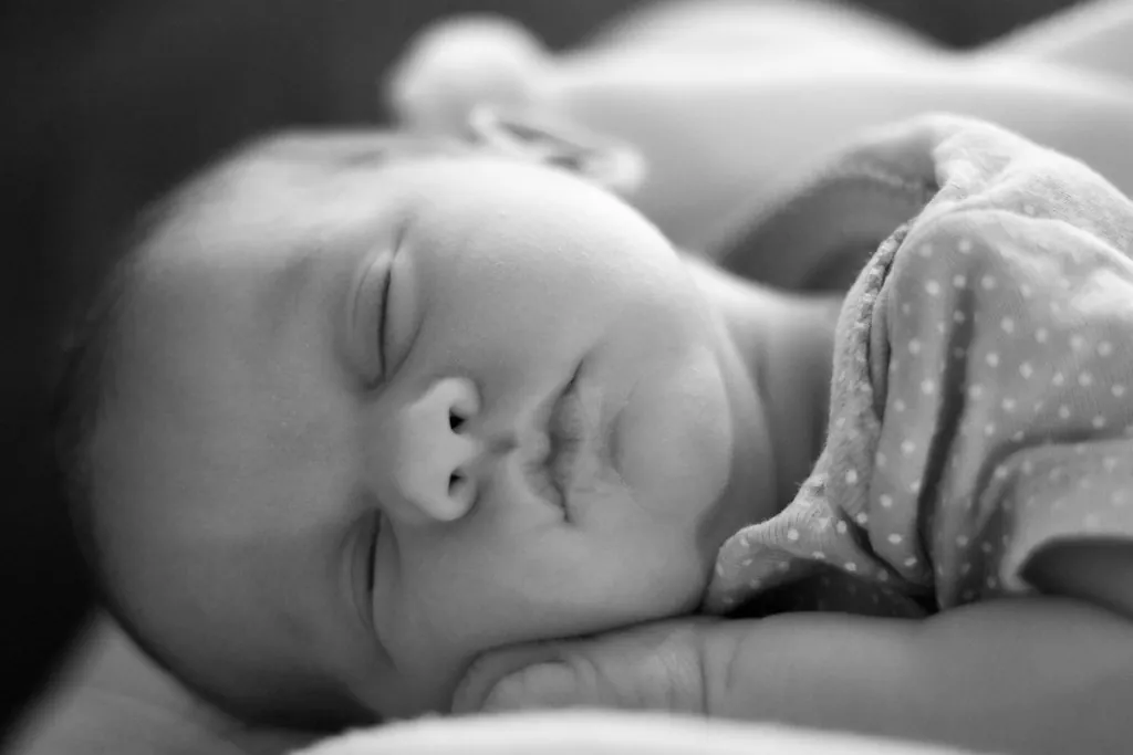 Bebé durmiendo profundamente y en calma