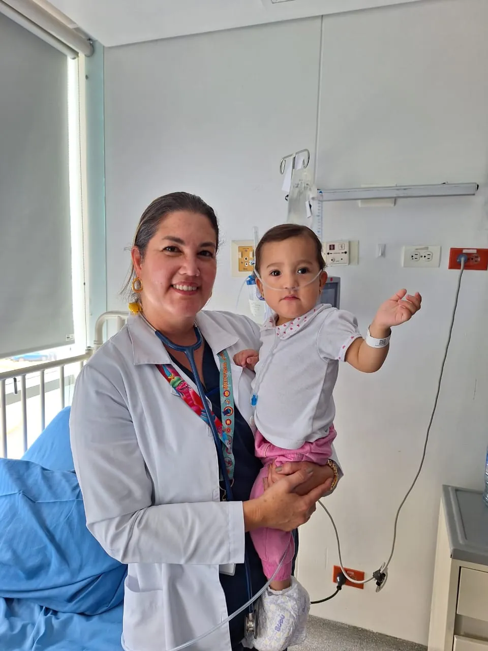 La Dra. Mafe acompañando a una bebé durante su recuperación