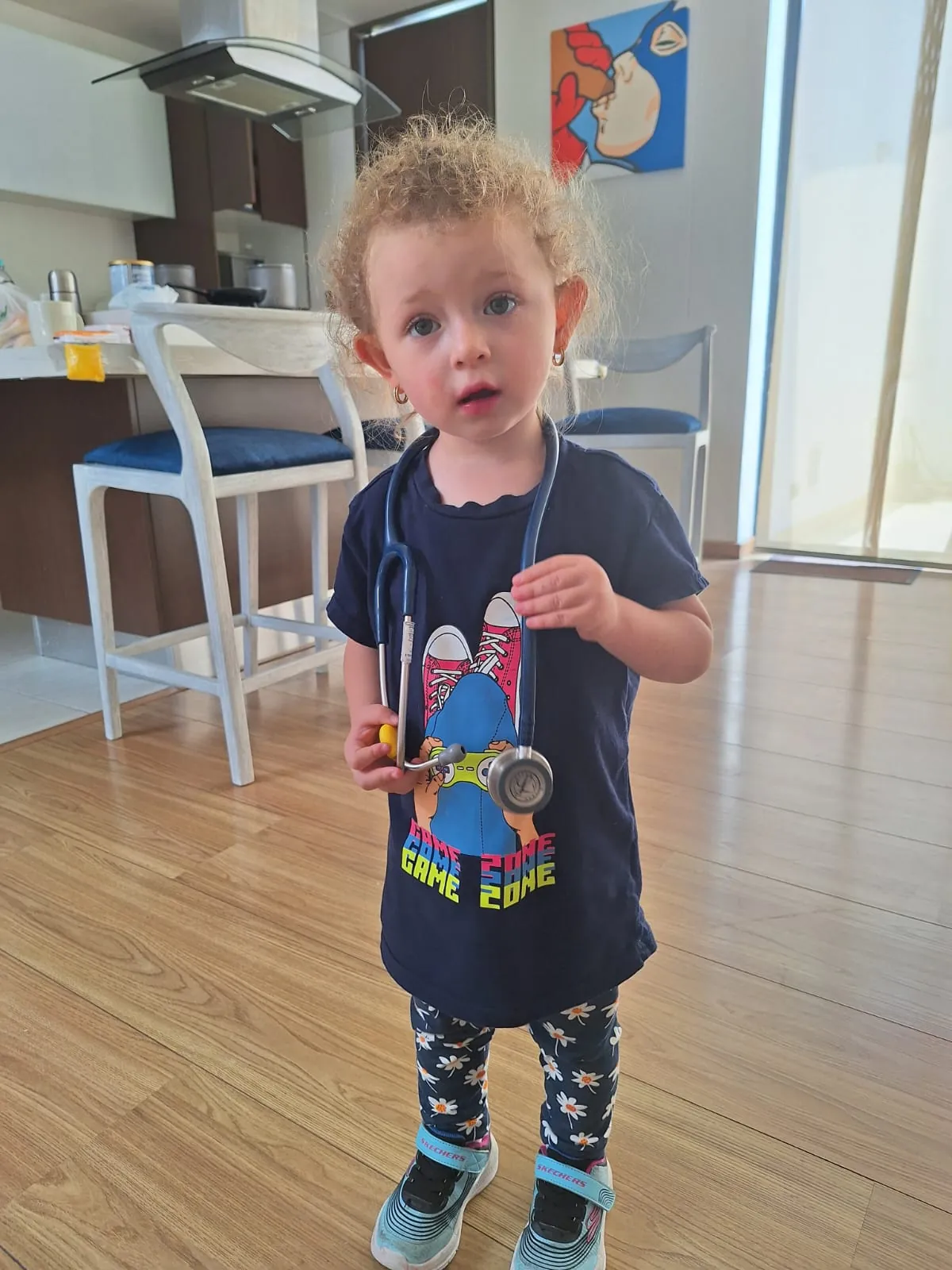 Una niña jugando a ser doctora con el estetoscopio de la Dra. Mafe