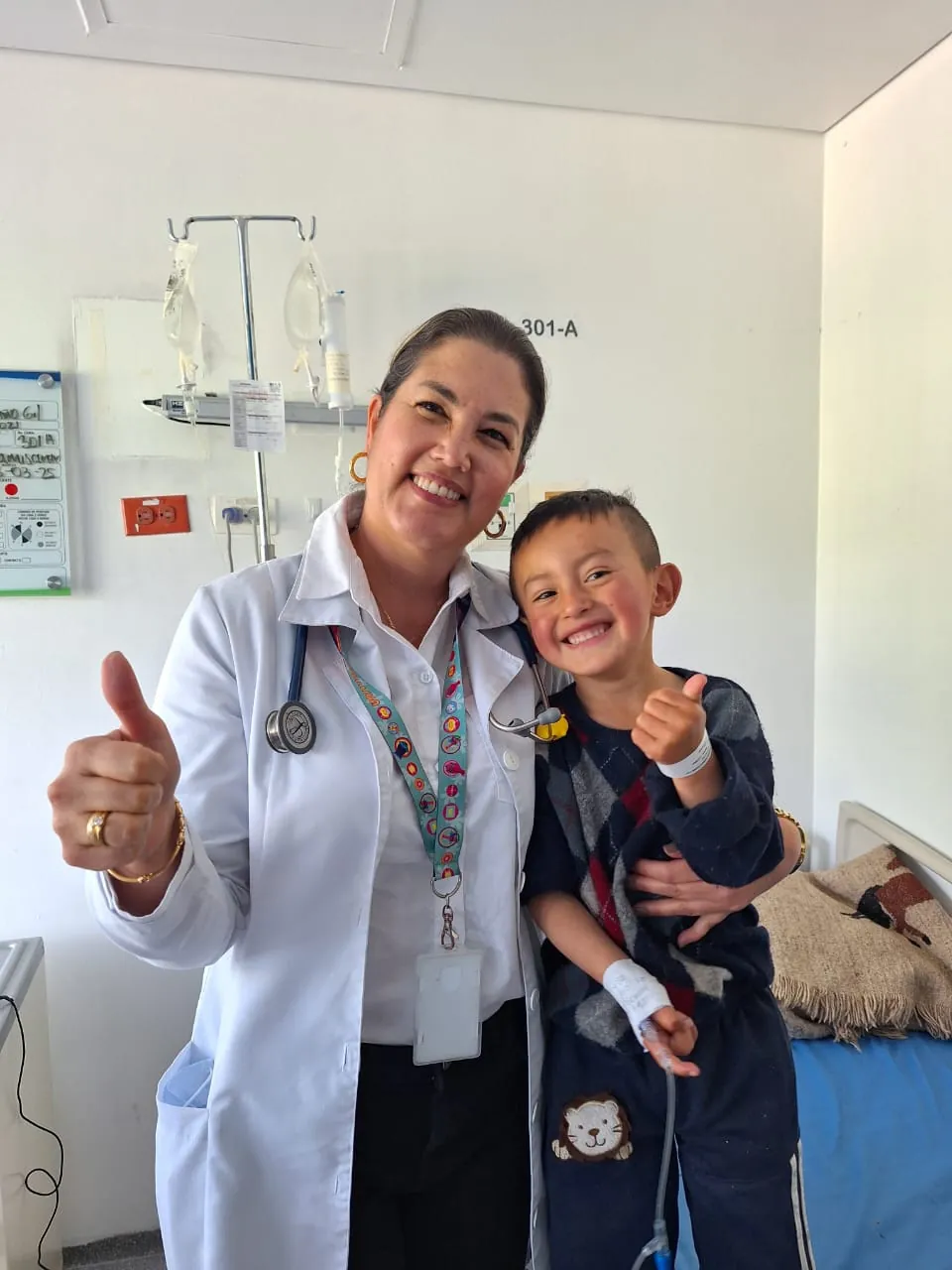 La Dra. Mafe y un niño sonriendo y levantando el pulgar